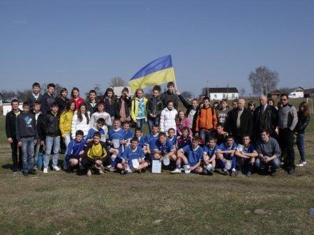 Футбол 12 квітня 2012 року