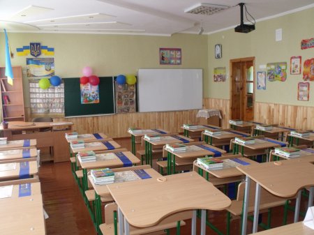 На ваших дітей чекають затишні, оновлені та сучасно облаштовані класні кімнати, кабінет початкових класів, ігрова кімната