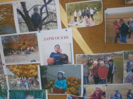 Виставка малюнків та фотографій "Осінь крокує по планеті"