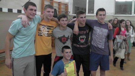 Спортивно-розважальний конкурс "Ми вам довіримо Батьківщину"