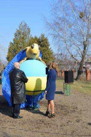 Відкриття скульптурної композиції бджілки.