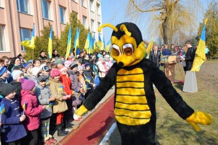 Відкриття скульптурної композиції бджілки.