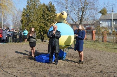 Відкриття скульптурної композиції бджілки.