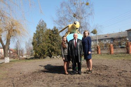 Відкриття скульптурної композиції бджілки.