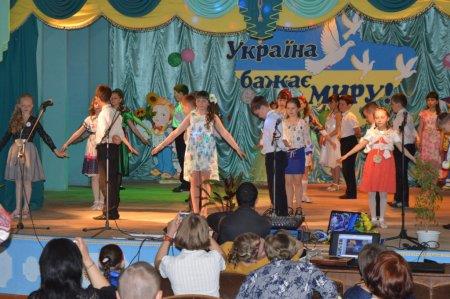 Прощання учнів 4-х класів з початковою школою
