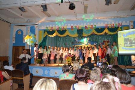 Прощання учнів 4-х класів з початковою школою