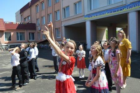 Прощання учнів 4-х класів з початковою школою