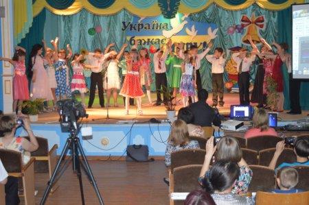 Прощання учнів 4-х класів з початковою школою