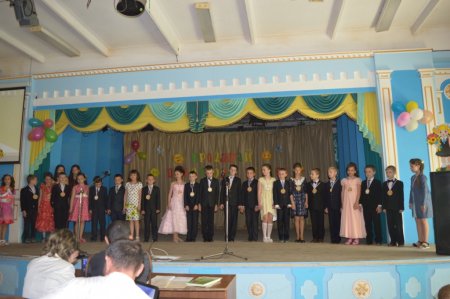 Прощання учнів 4-х класів з початковою школою