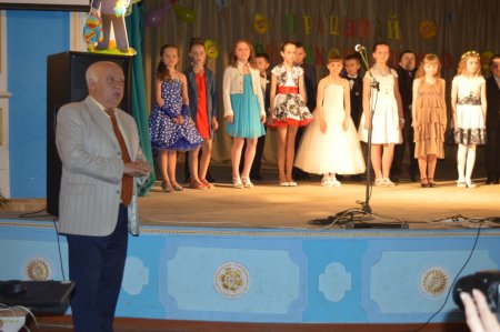 Прощання учнів 4-х класів з початковою школою