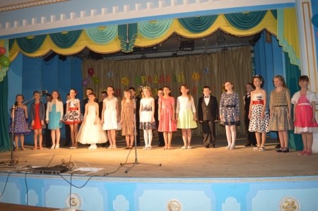 Прощання учнів 4-х класів з початковою школою