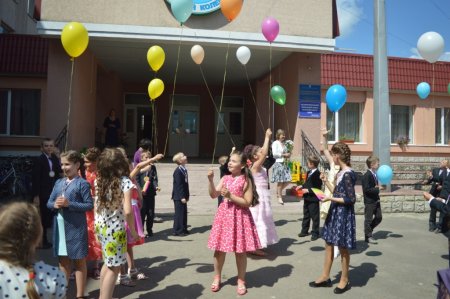 Прощання учнів 4-х класів з початковою школою