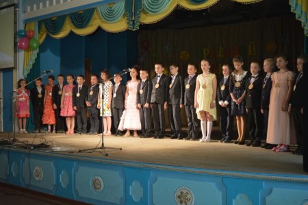 Прощання учнів 4-х класів з початковою школою