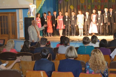 Прощання учнів 4-х класів з початковою школою