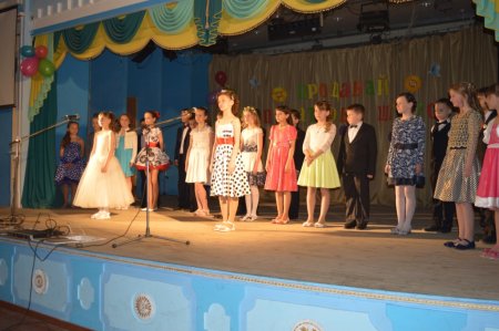 Прощання учнів 4-х класів з початковою школою