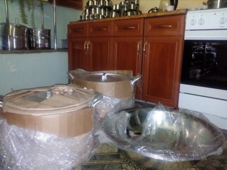 Новий посуд для шкільної їдальні