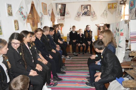 Виховна година у музеї "Світлиця"