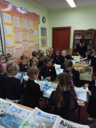 ЗНАЙОМСТВО З ШКІЛЬНОЮ БІБЛІОТЕКОЮ