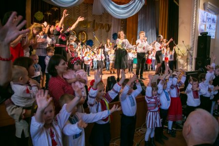 Першокласники НУШ привітали заклад