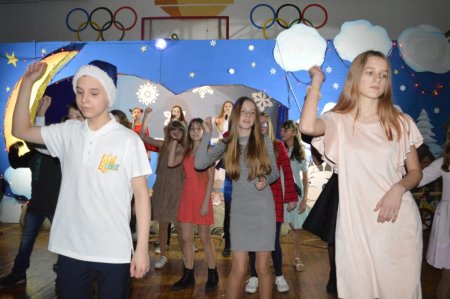 НОВОРІЧНІ СВЯТА ДЛЯ УЧНІВ СЕРЕДНЬОЇ ШКОЛИ НОВОРІЧНІ СВЯТА ДЛЯ УЧНІВ СЕРЕДНЬОЇ ШКОЛИ