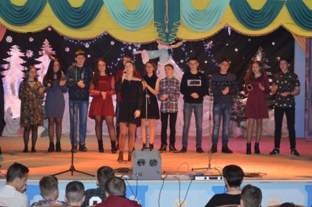 НОВОРІЧНІ СВЯТА ДЛЯ УЧНІВ СЕРЕДНЬОЇ ШКОЛИ НОВОРІЧНІ СВЯТА ДЛЯ УЧНІВ СЕРЕДНЬОЇ ШКОЛИ