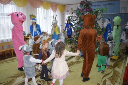 28 грудня у дошкільних групах «Вулик» відбулися новорічні ранки 