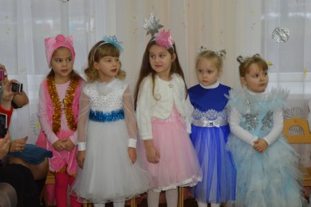 28 грудня у дошкільних групах «Вулик» відбулися новорічні ранки 