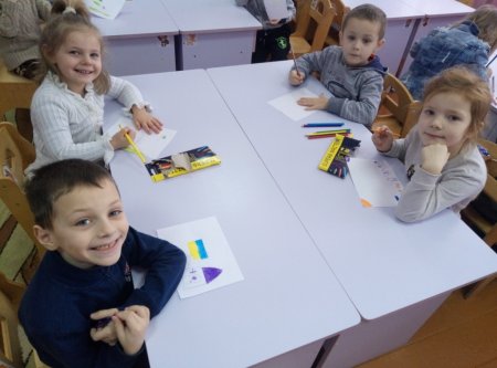 в старшій групі «Квіточки» відбулося заняття на тему: «День Соборності України». 
