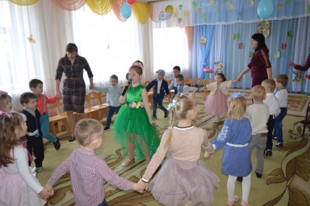 У дошкільних групах «Вулик»  пройшли ранки, присвячені 8 Березня!