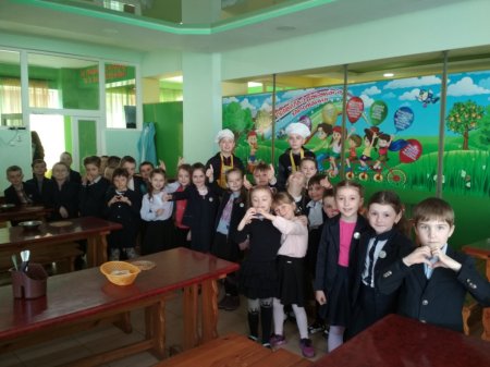 На екскурсії в їдальні