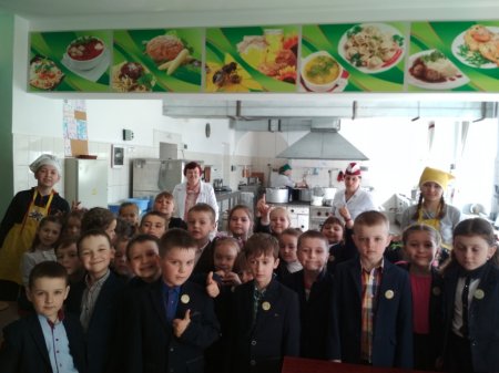 На екскурсії в їдальні