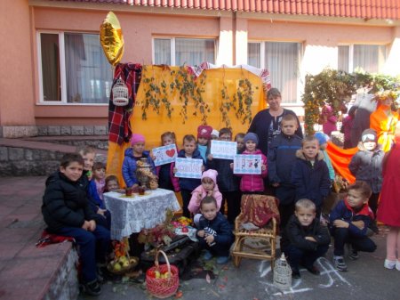 Осінні фотозони від першокласників НУШ