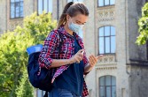 У рюкзаку школяра має бути щонайменше дві маски