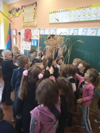Виховна година "Україна пам'ятає"