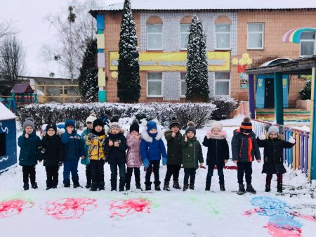 Пізнаємо світ граючись…  Кольорові малюнки на снігу