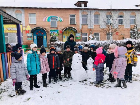 Пізнаємо світ граючись…  Кольорові малюнки на снігу