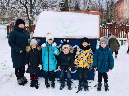 Пізнаємо світ граючись…  Кольорові малюнки на снігу
