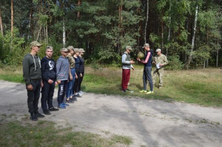 Навчально-польові збори учнів військово-спортивного профілю.