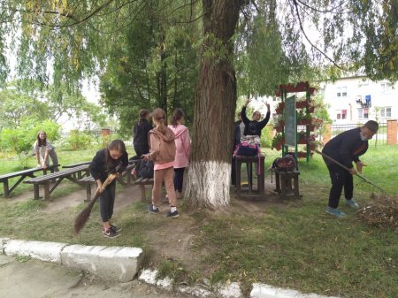 Прибирання території школи
