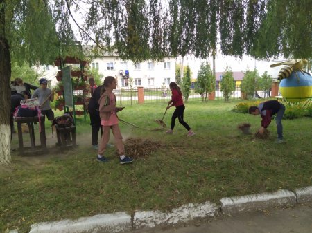 Прибирання території школи