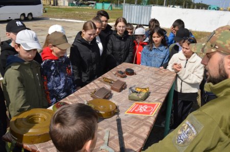 Екскурсія у військову частину