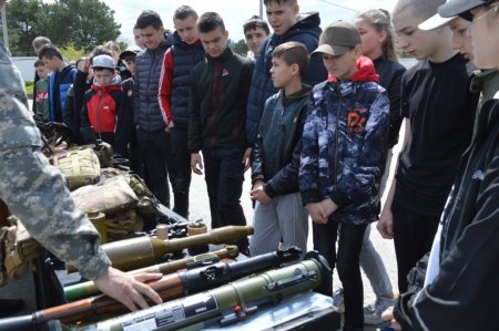 Екскурсія у військову частину