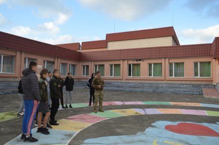 Заняття з представниками військової частини