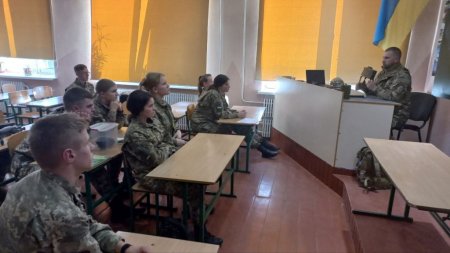 Заняття з представниками військової частини