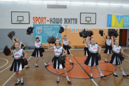 Змагання з черлідингу.