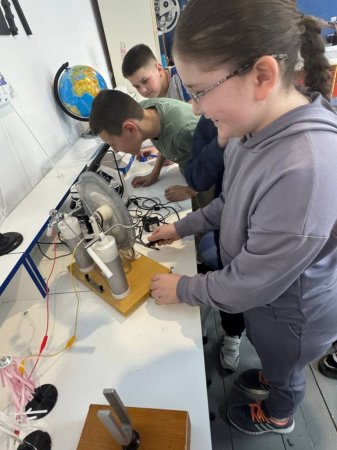 Захоплива подорож до STEM-лабораторії!